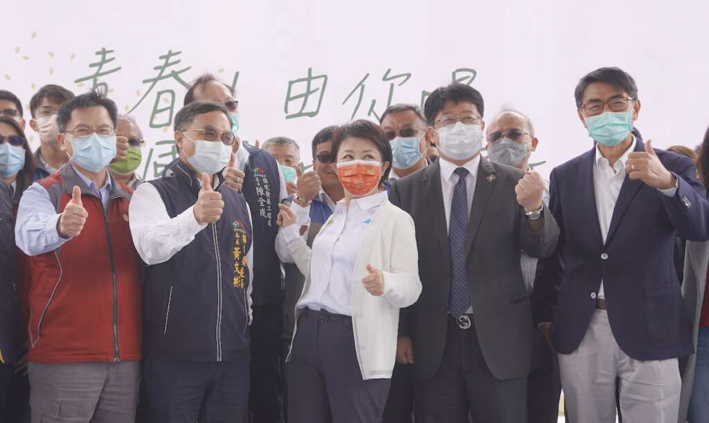 台中市社會住宅「國安一期」開工，右起開務建築主持建築師龔瑞琦、瑞助營造董事長張正岳、台中市長盧秀燕、都發局長黃文彬。（圖：台中宅報）