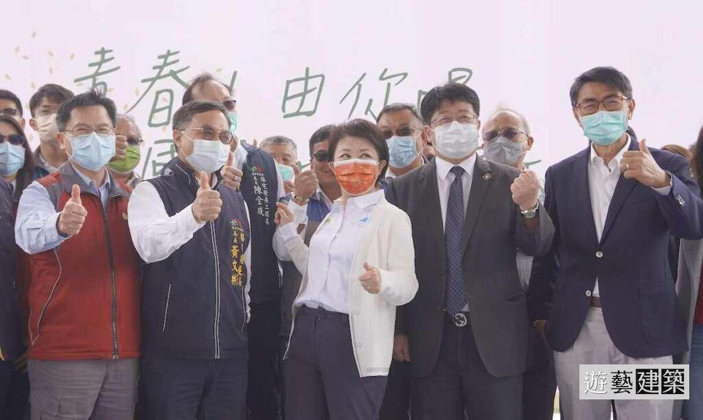 台中市社會住宅「國安一期」開工，右起開務建築主持建築師龔瑞琦、瑞助營造董事長張正岳、台中市長盧秀燕、都發局長黃文彬。（圖：遊藝建築）