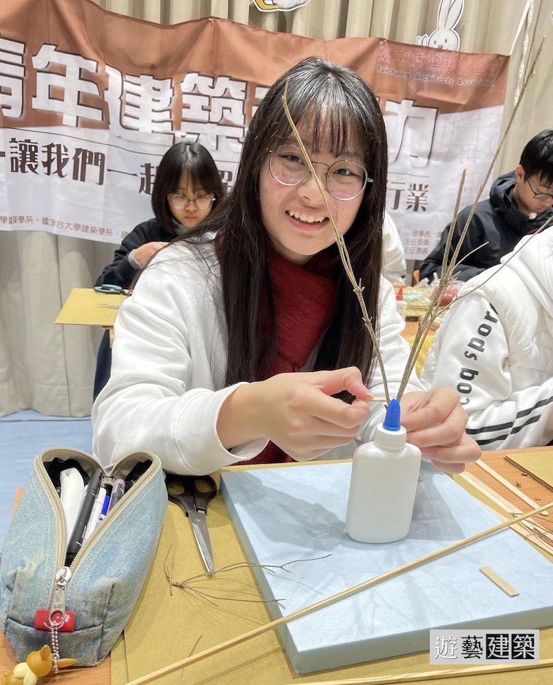 台中市建築師公會舉辦「青年建築未來力」，教導學員製作模型。（圖：主辦單位）