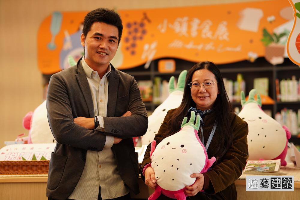 台中市圖外埔分館主任黃麗美（右）、左為建築師蔡顯恭；難以想像施工過程，二人曾經大吵多次。（圖：遊藝建築）