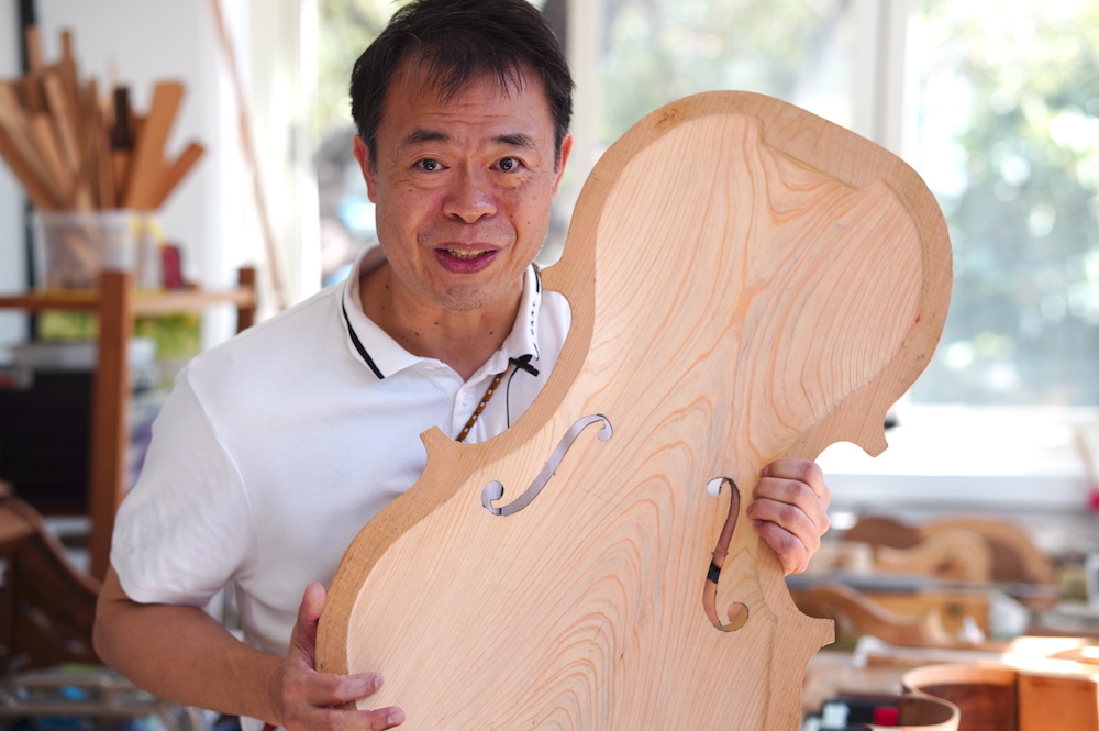 屏科大木設系副教授龍暐教授樂器製作。（圖：遊藝建築）